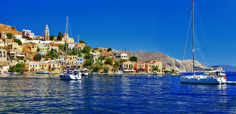 Yachten im Hafen von Symi