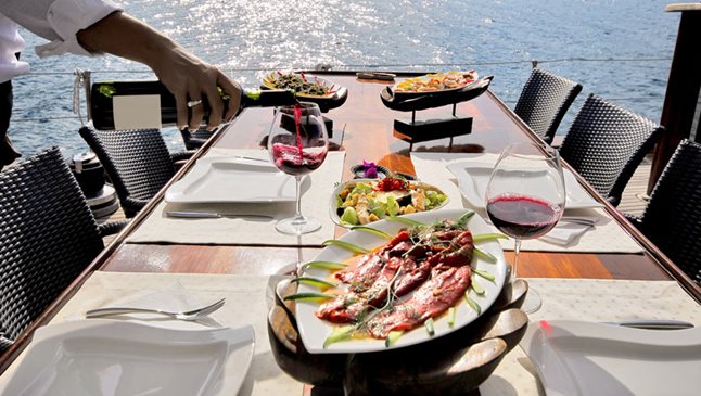 A luxury boat rental allows catering of highest levels